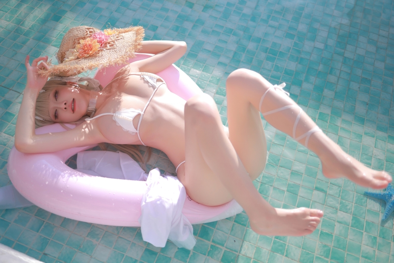 水淼Aqua《NIKKE毒蛇》泳池风情：夏日清凉与致命曲线的完美邂逅
