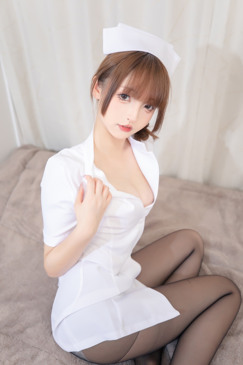 心跳加速!神楽坂真冬演绎温柔值勤护士,专属治愈系COS 心跳加速!神楽坂真冬演绎温柔值勤护士,专属治愈系COS