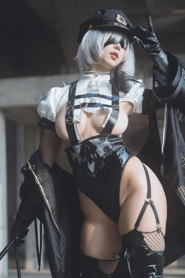 性感与酷帅的碰撞:Coser云溪溪演绎全新女警版尤尔哈2B