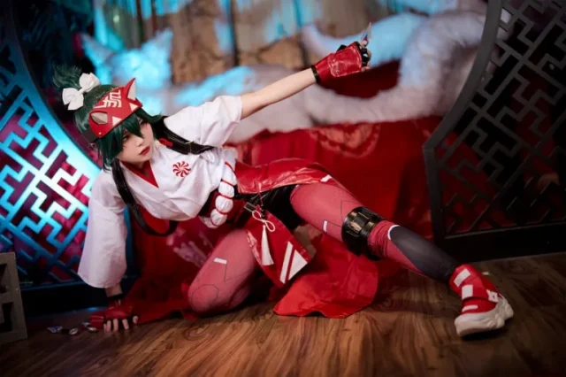 越南女coser ZinieQ化身雾子,展现灵狐巫女的双重魅力
