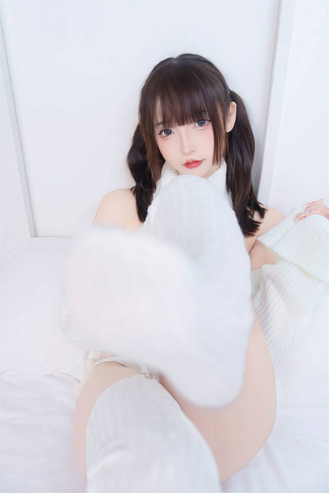 极简魅力:神楽坂真冬穿上“斩男毛衣”引领cosplay风潮 极简魅力:神楽坂真冬穿上“斩男毛衣”引领cosplay风潮