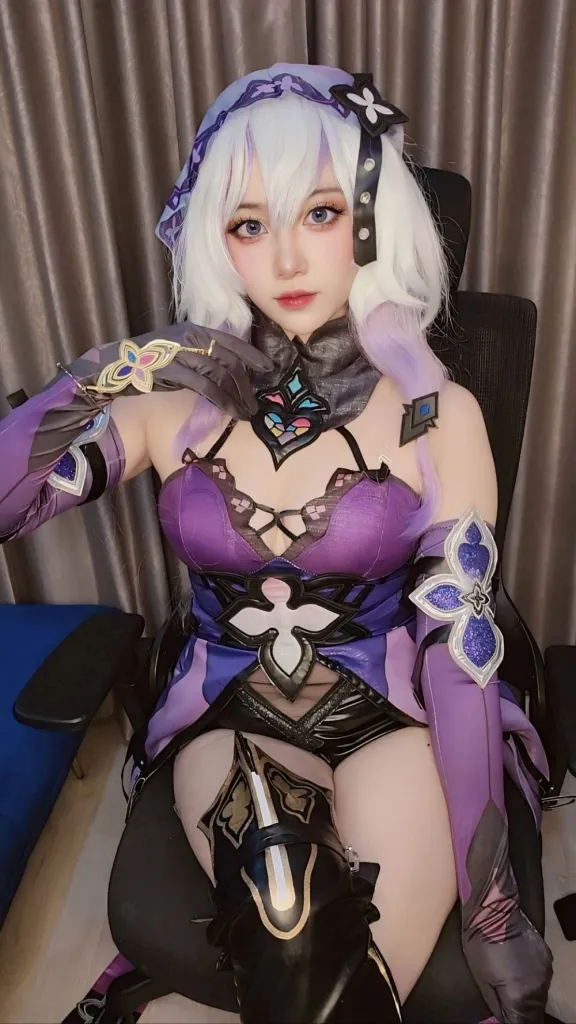 泰国coser Khun_Beam的黑天鹅COSPLAY:神秘占卜师的魅力展现