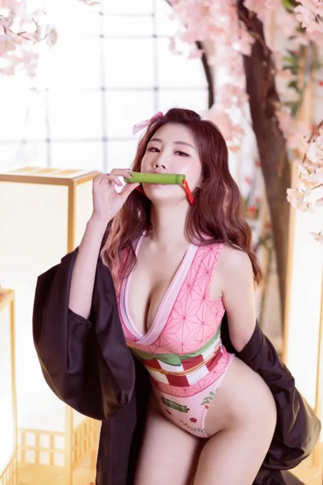 鬼魅与性感的结合:coser YeBin化身“泳装版”的灶门祢豆子