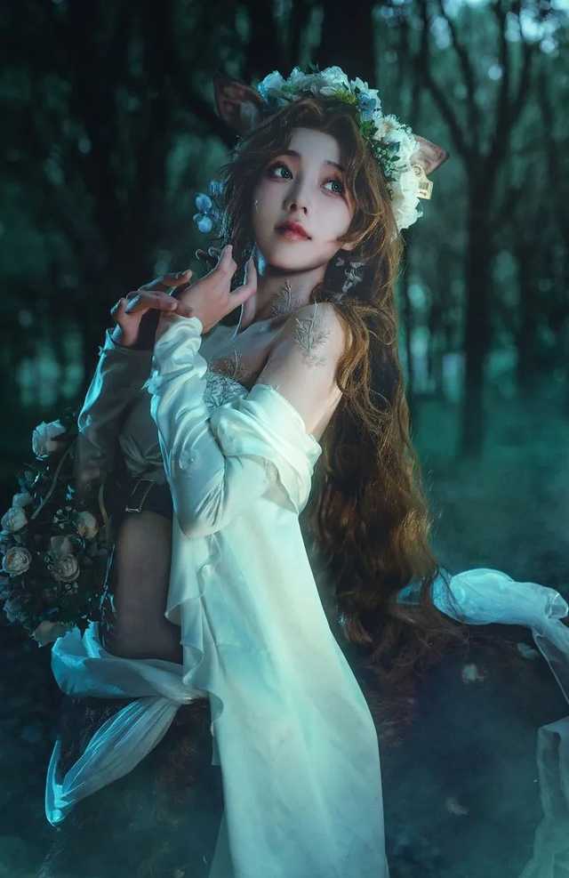 穿越屏幕的魔法:走路摇ZLY将《鸣潮》吟霖完美地带进现实 穿越屏幕的魔法:走路摇ZLY将《鸣潮》吟霖完美地带进现实