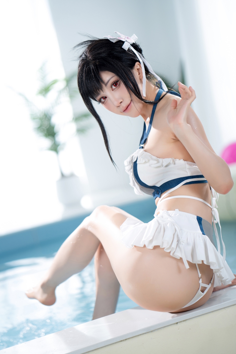水淼Aqua的泳池诱惑,少女与女神的双重魅力!