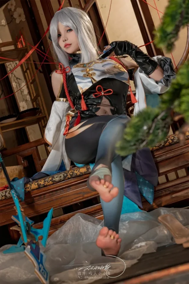原神COSPLAY:咬人小小兔性感优雅的化身,再现申鹤仙姿