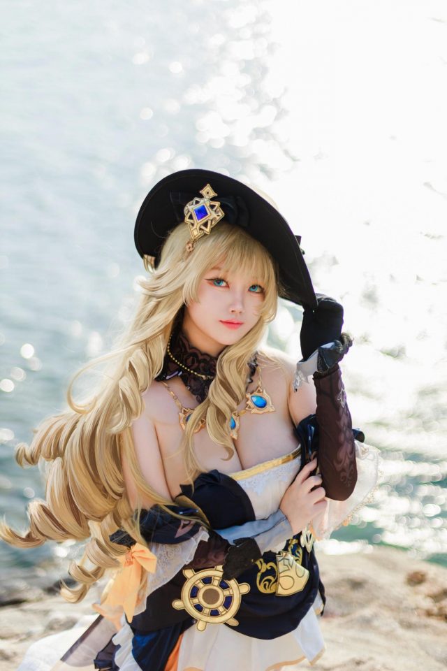 风中绽放的娜维娅:coser 格蕾丝化身性感漂亮的刺玫会长 风中绽放的娜维娅:coser 格蕾丝化身性感漂亮的刺玫会长