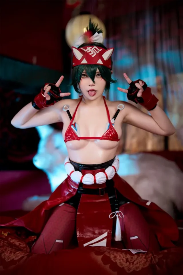 越南女coser ZinieQ化身雾子,展现灵狐巫女的双重魅力