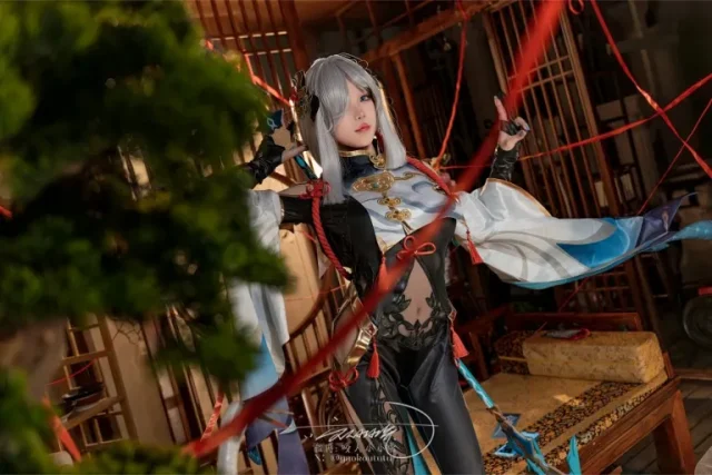 原神COSPLAY:咬人小小兔性感优雅的化身,再现申鹤仙姿