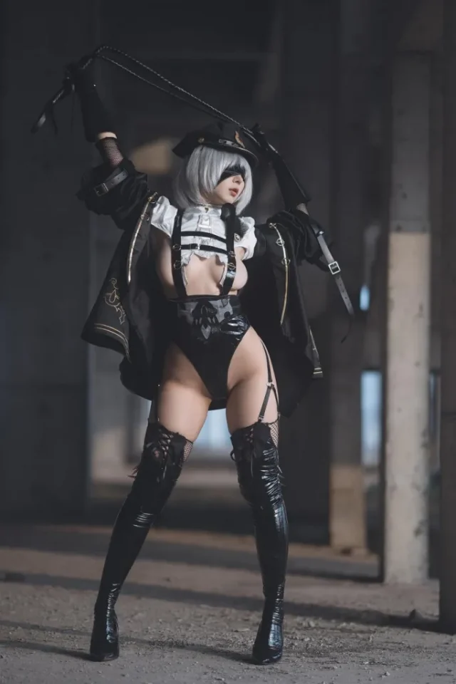 性感与酷帅的碰撞:Coser云溪溪演绎全新女警版尤尔哈2B