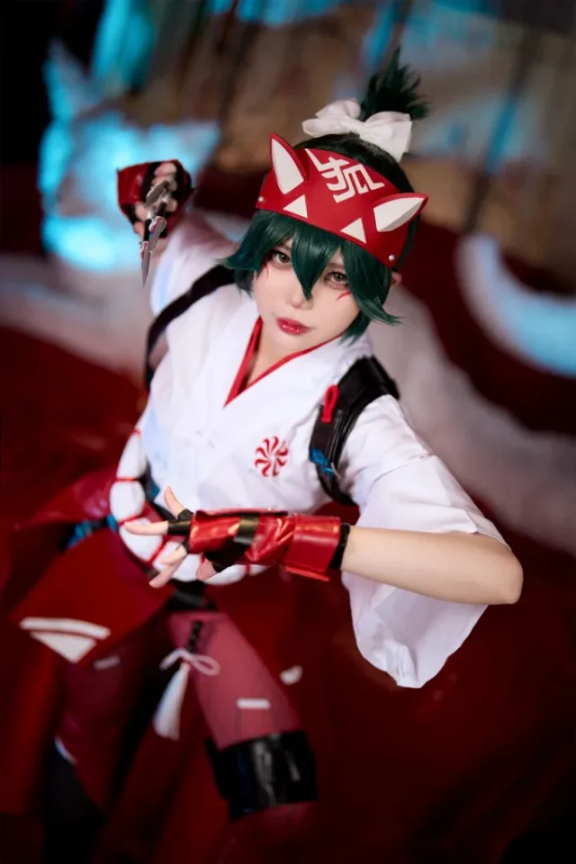 越南女coser ZinieQ化身雾子,展现灵狐巫女的双重魅力