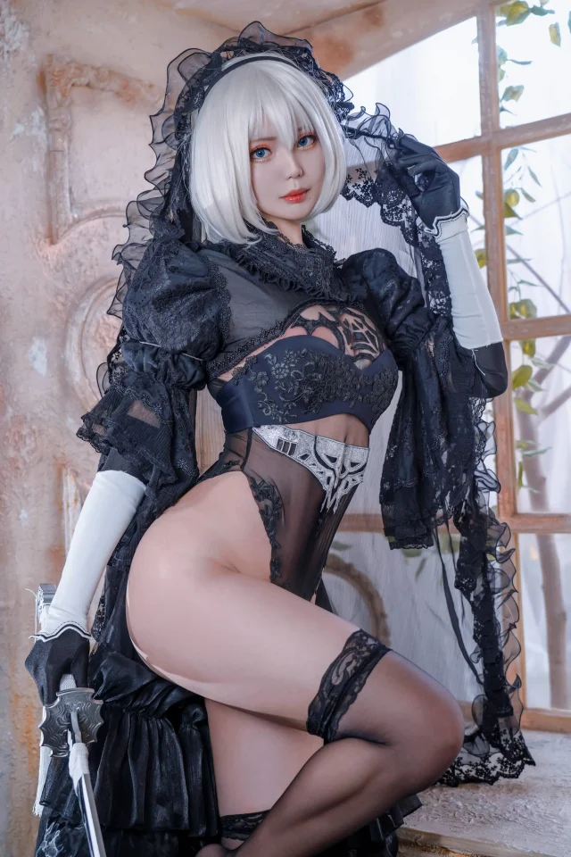 雪貓Yuki变身为“尼尔:机械纪元”中的2B,呈现出阴阳版本
