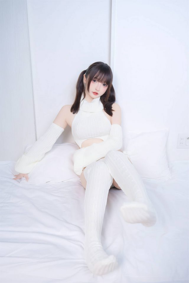极简魅力:神楽坂真冬穿上“斩男毛衣”引领cosplay风潮 极简魅力:神楽坂真冬穿上“斩男毛衣”引领cosplay风潮