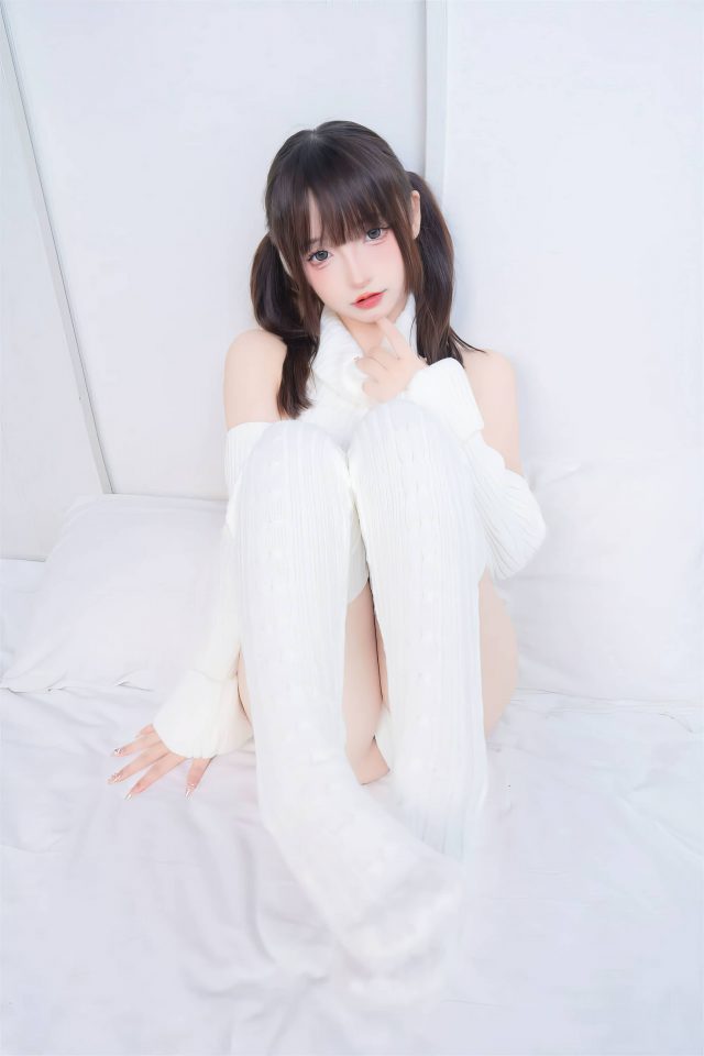 极简魅力:神楽坂真冬穿上“斩男毛衣”引领cosplay风潮 极简魅力:神楽坂真冬穿上“斩男毛衣”引领cosplay风潮