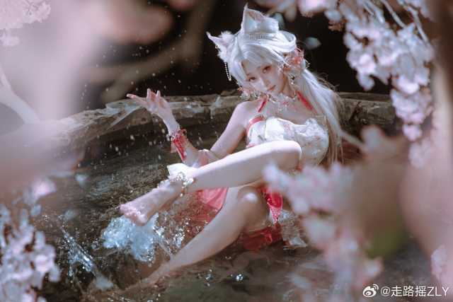 穿越屏幕的魔法:走路摇ZLY将《鸣潮》吟霖完美地带进现实 穿越屏幕的魔法:走路摇ZLY将《鸣潮》吟霖完美地带进现实