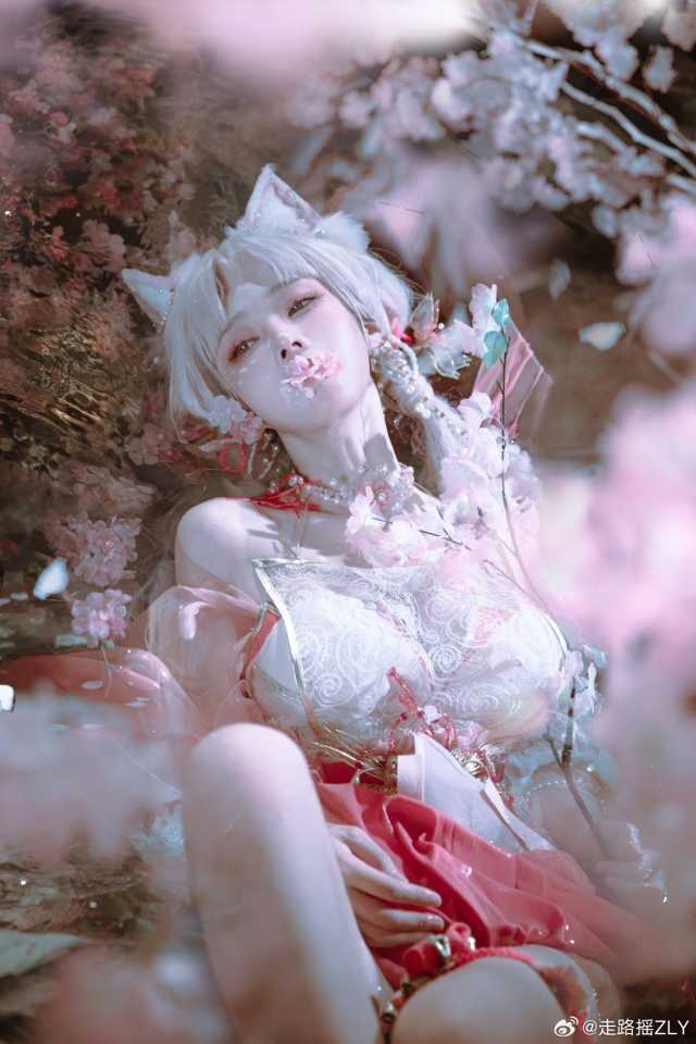 穿越屏幕的魔法:走路摇ZLY将《鸣潮》吟霖完美地带进现实 穿越屏幕的魔法:走路摇ZLY将《鸣潮》吟霖完美地带进现实
